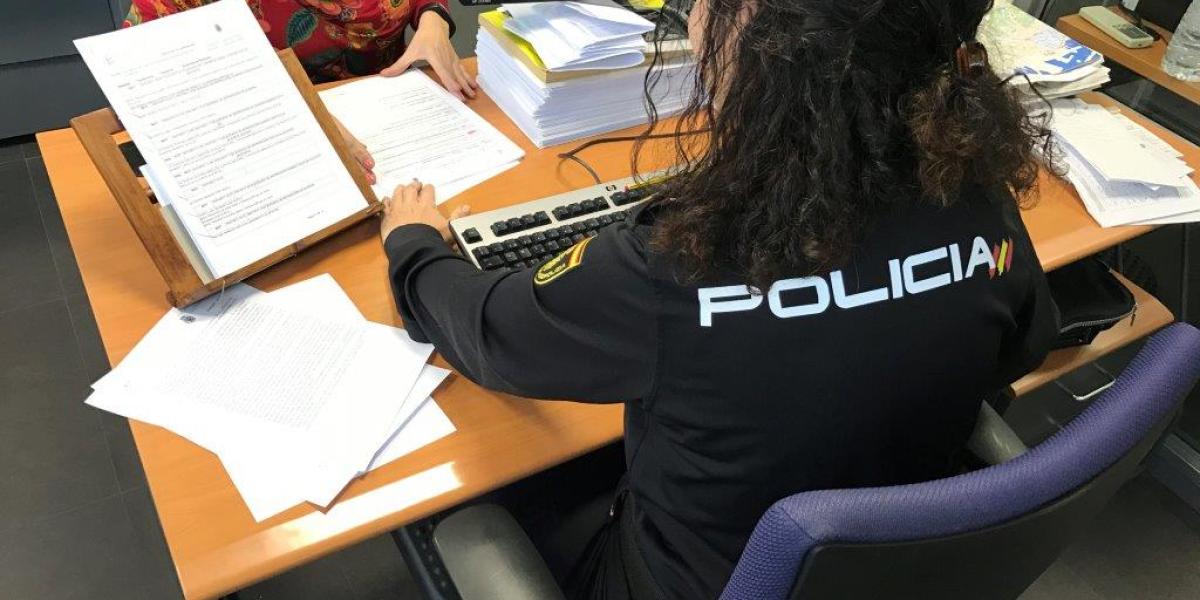 Una agente de la Policía Nacional atiende una denuncia.