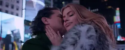 Carlos Vives y Ariadna Gutiérrez en el vídeo de 'Al filo de tu amor' Carlos Vives y Ariadna Gutiérrez en el vídeo de 'Al filo de tu amor'