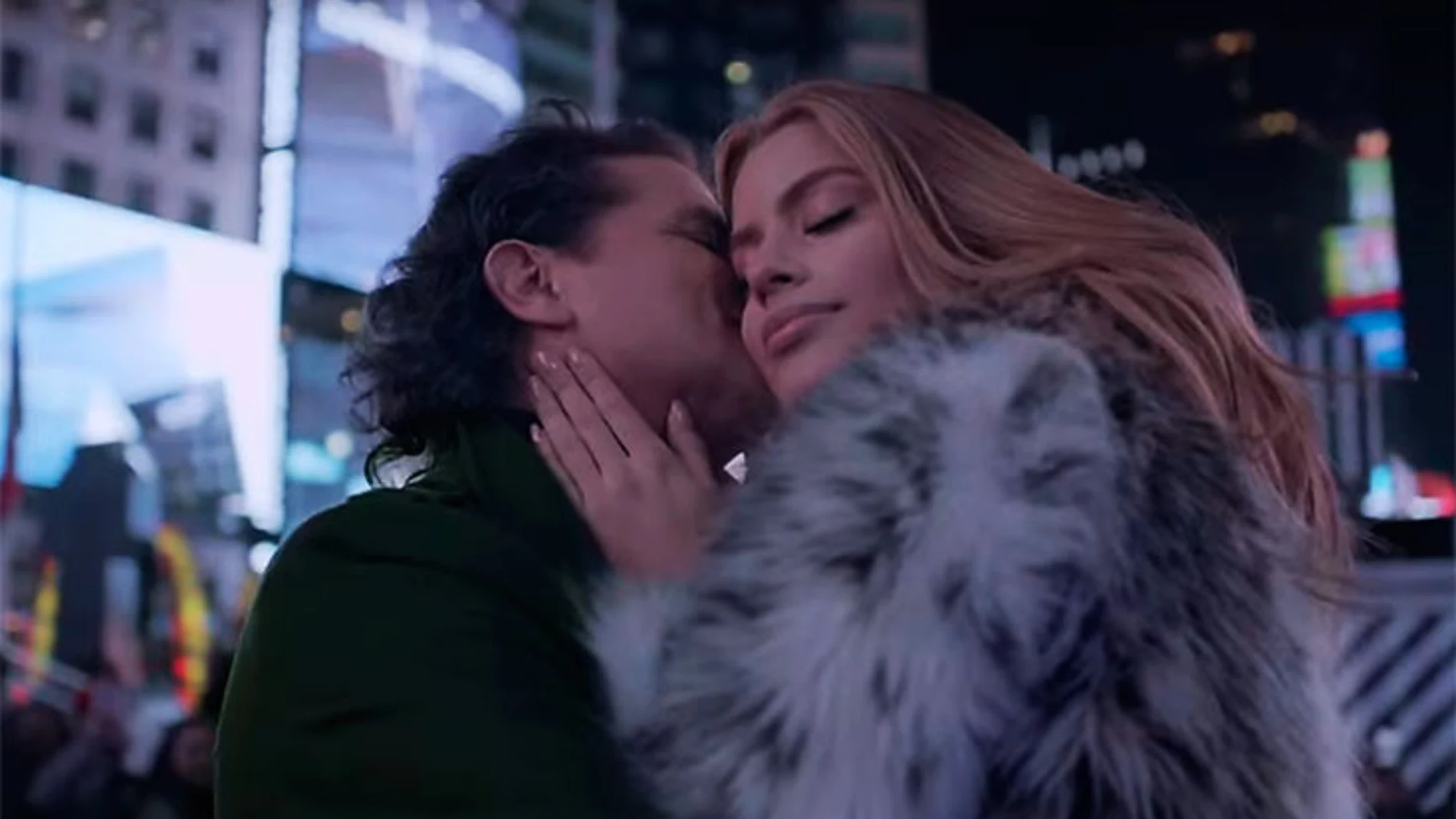 Carlos Vives y Ariadna Gutiérrez en el vídeo de 'Al filo de tu amor' Carlos Vives y Ariadna Gutiérrez en el vídeo de 'Al filo de tu amor'