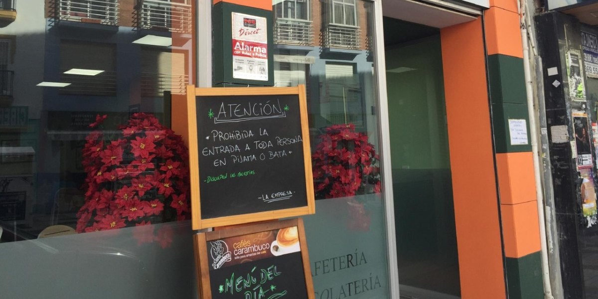 Un bar de Málaga prohíbe la entrada en pijama