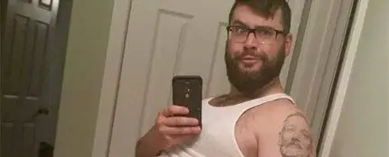 Un hombre haciéndose un selfie frente al espejo Un hombre haciéndose un selfie frente al espejo