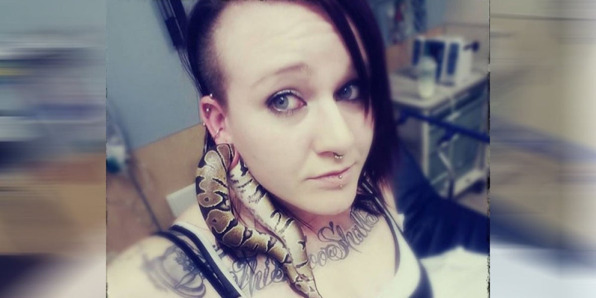 Serpiente atrapada en la oreja de Ashley Glawe