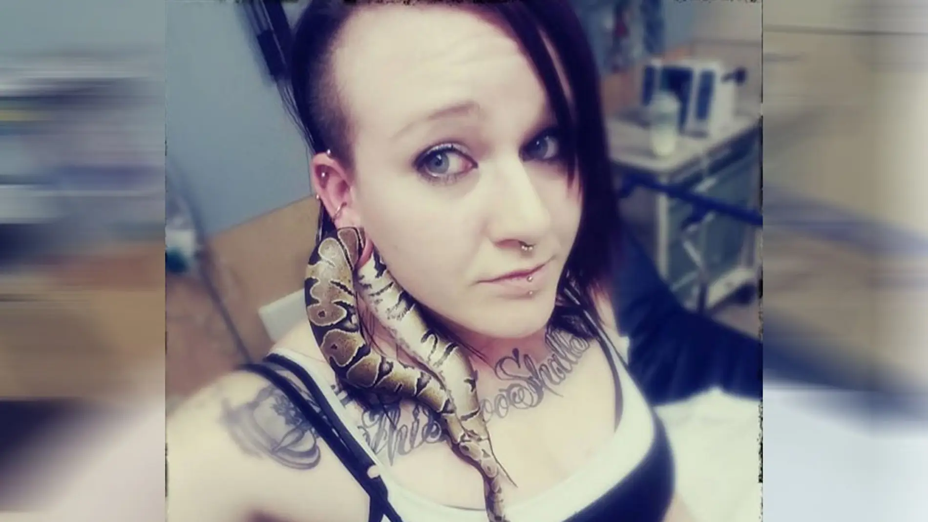 Serpiente atrapada en la oreja de Ashley Glawe