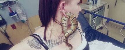 Serpiente atrapada en la oreja de Ashley Glawe