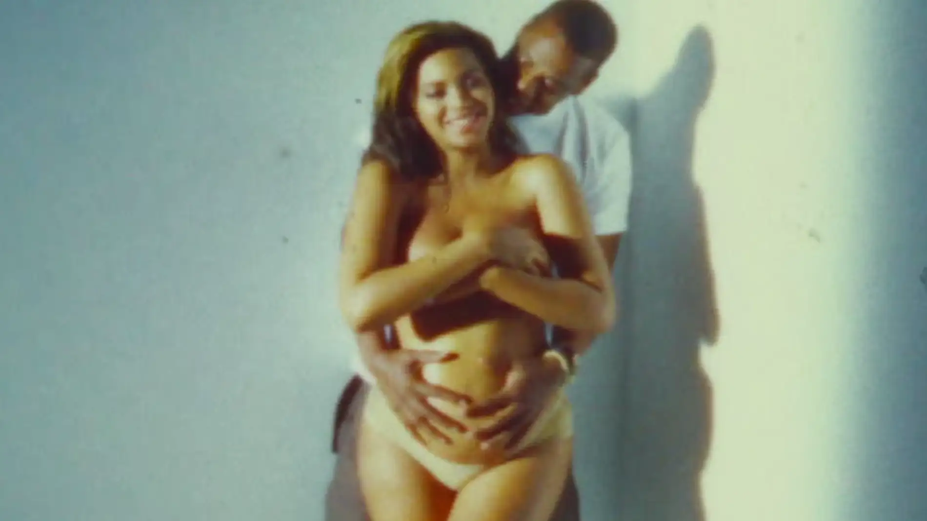 Beyoncé posa desnuda mostrando su embarazo junto a Jay Z