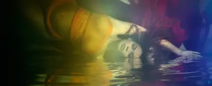 Beyoncé sumergiéndose en el agua Beyoncé sumergiéndose en el agua