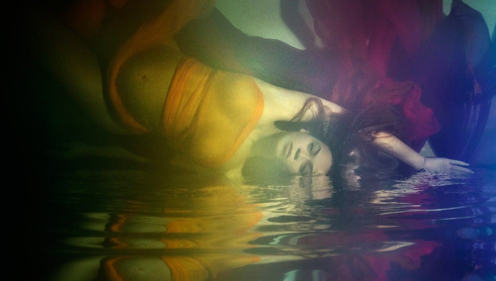 Beyoncé sumergiéndose en el agua 