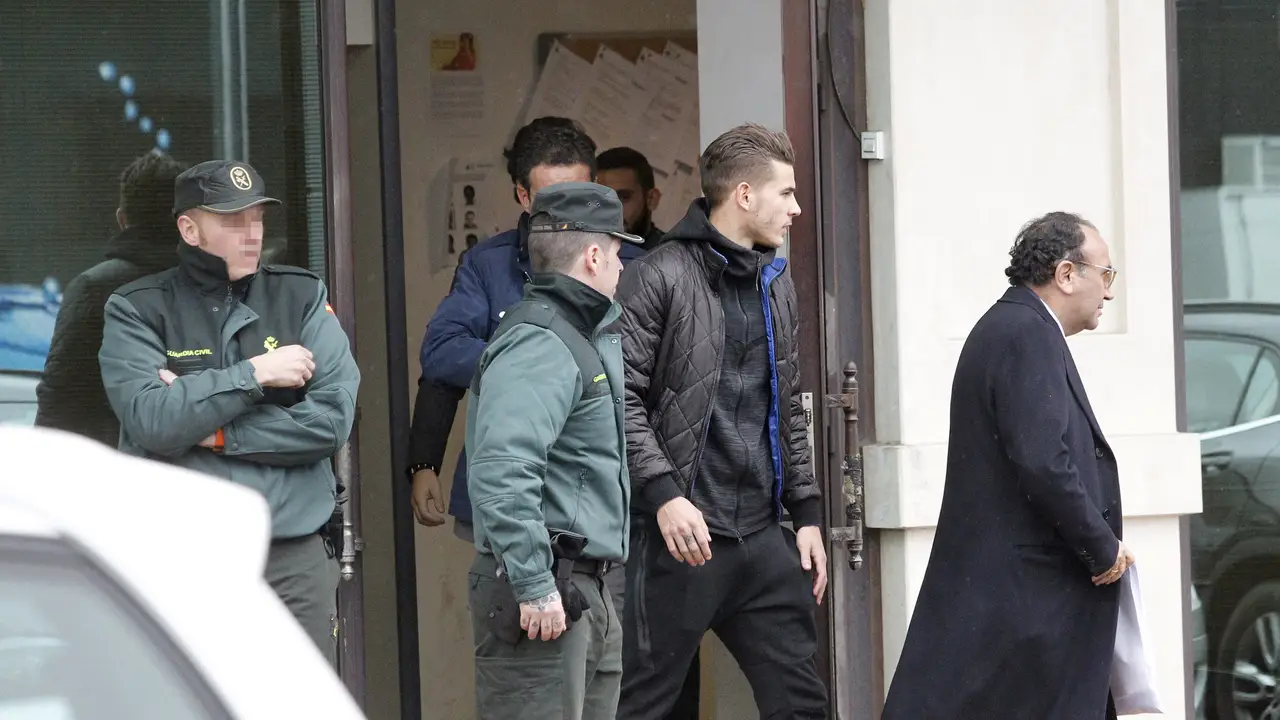 Lucas Hernández abandona el juzgado Lucas Hernández abandona el juzgado