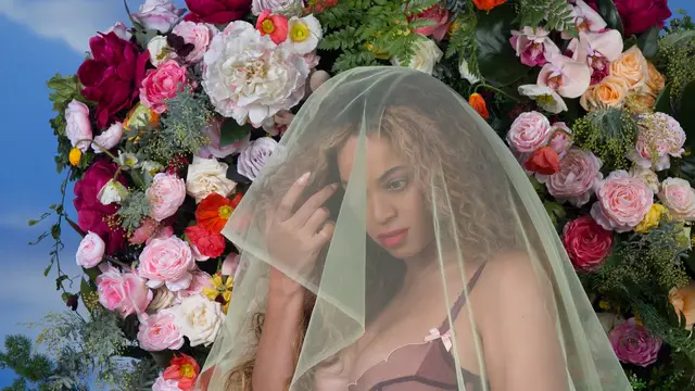 Beyoncé cubierta por un velo y con un fondo de flores