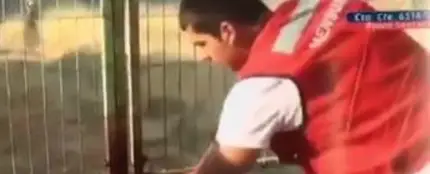 Un voluntario intenta romper el candado Un voluntario intenta romper el candado