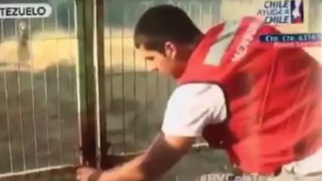 Un voluntario intenta romper el candado