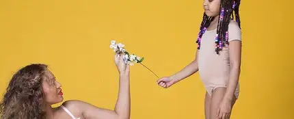 Blue Ivy dándole unas flores a su madre Blue Ivy dándole unas flores a su madre