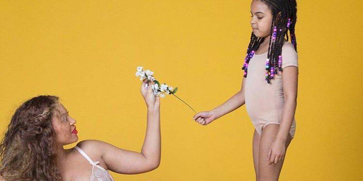 Blue Ivy dándole unas flores a su madre