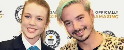 J Balvin recogiendo el título del Récord Guinness por 'Ginza' J Balvin recogiendo el título del Récord Guinness por 'Ginza'