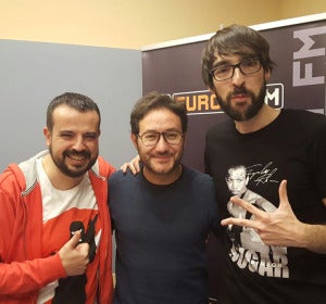 El actor Carlos Santos con Kiko Béjar y Quique Peinado en Europlay El actor Carlos Santos con Kiko Béjar y Quique Peinado en Europlay