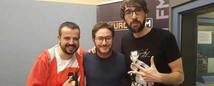 El actor Carlos Santos con Kiko Béjar y Quique Peinado en Europlay
