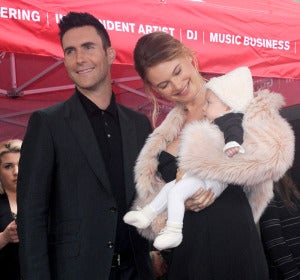 Adam Levine junto a su mujer e hija Adam Levine junto a su mujer e hija