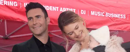 Adam Levine junto a su mujer e hija Adam Levine junto a su mujer e hija