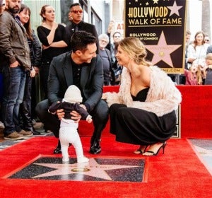Adam Levine junto a su mujer Behati Prinsloo y su hija destapando la estrella del Paseo de la Fama Adam Levine junto a su mujer Behati Prinsloo y su hija destapando la estrella del Paseo de la Fama