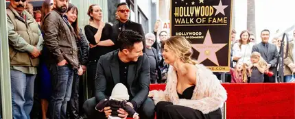 Adam Levine junto a su mujer Behati Prinsloo y su hija destapando la estrella del Paseo de la Fama Adam Levine junto a su mujer Behati Prinsloo y su hija destapando la estrella del Paseo de la Fama