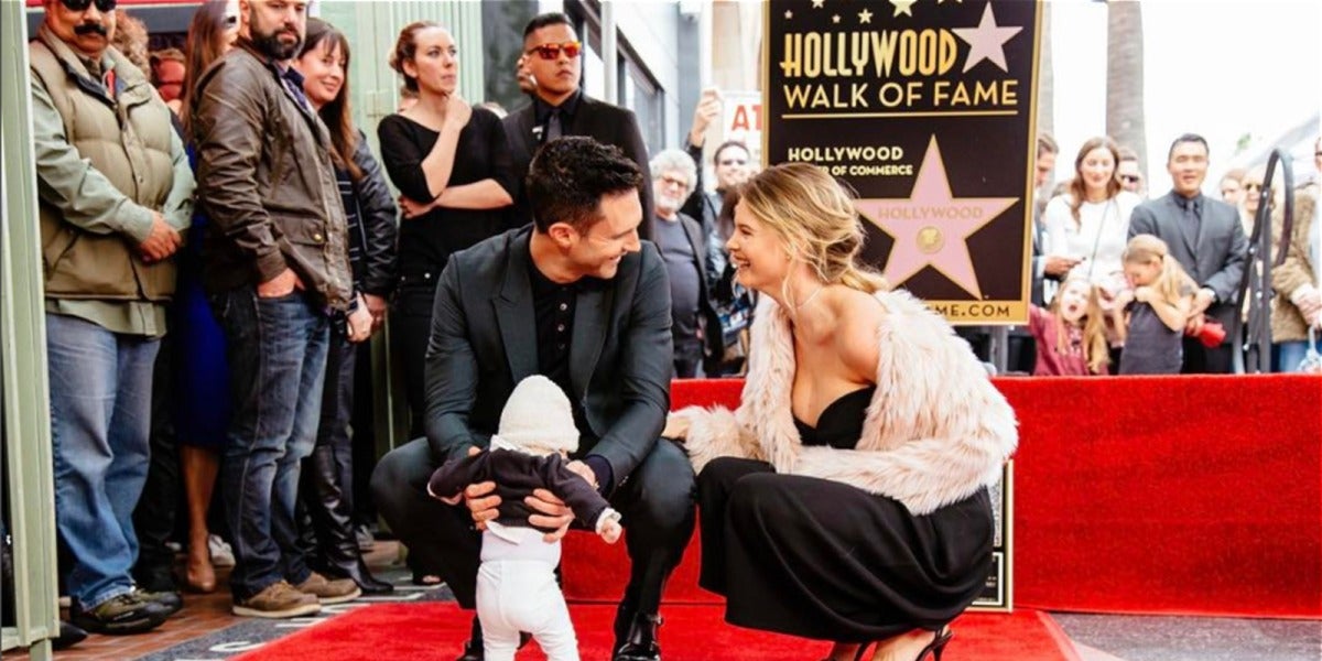 Adam Levine junto a su mujer Behati Prinsloo y su hija destapando la estrella del Paseo de la Fama