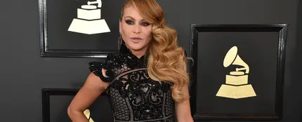Paulina Rubio eligió el clásico negro para la ocasión entre transparencias Paulina Rubio eligió el clásico negro para la ocasión entre transparencias