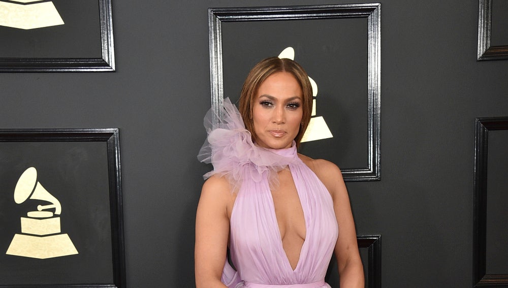 Jennifer Lopez, con vestido de gasa en rosa