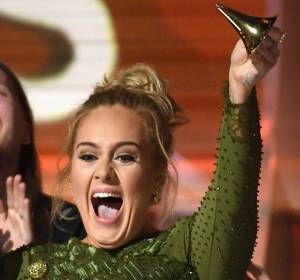 Adele celebrando en los Grammy 2017 Adele celebrando en los Grammy 2017
