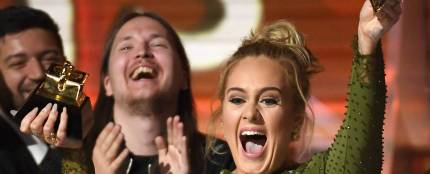 Adele celebrando en los Grammy 2017