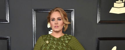 Adele optó por este vestido en verde oliva