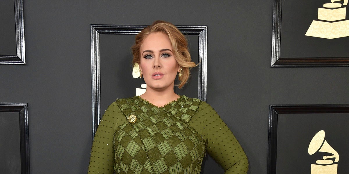 Adele optó por este vestido en verde oliva