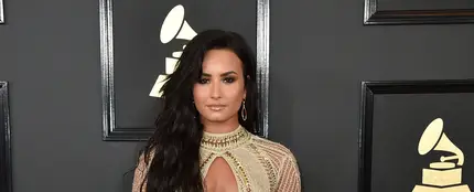 Demi Lovato con un escotado diseño en nude Demi Lovato con un escotado diseño en nude