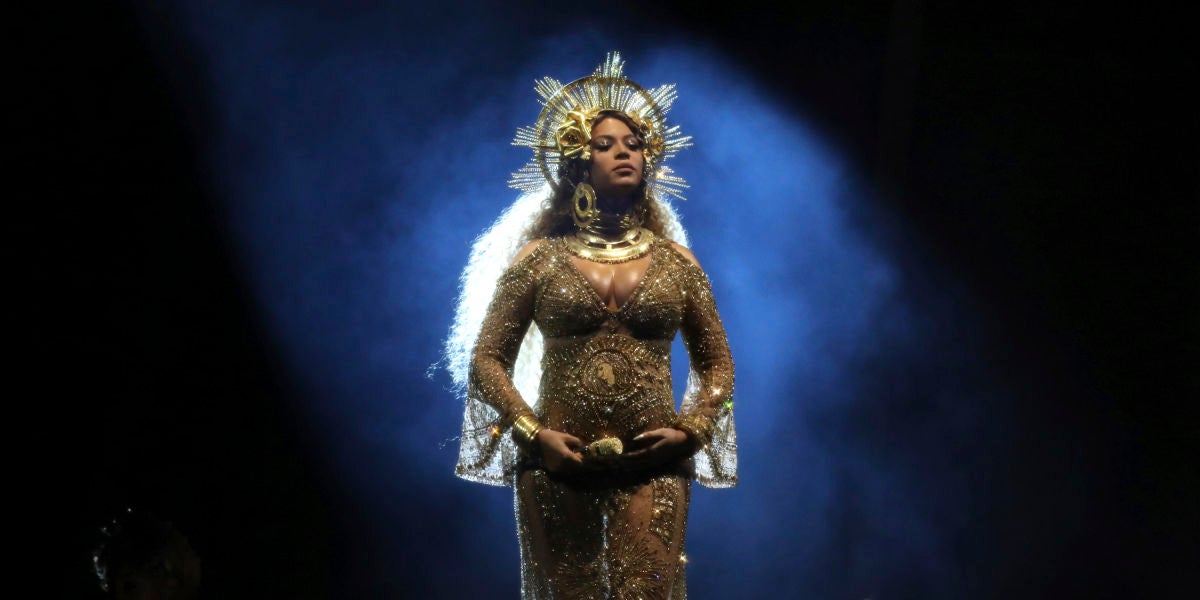 Actuación embarazada de Beyoncé en los Premios Grammy 2017
