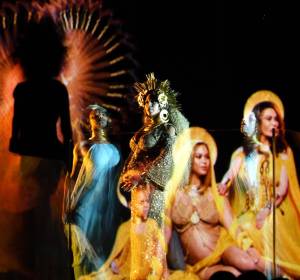 Beyoncé en su actuación en los Grammy Beyoncé en su actuación en los Grammy