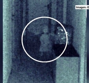 Frame 54.091819 de: Un concejal asegura haber captado la imagen de una niña fantasma con su móvil en el ayuntamiento Frame 54.091819 de: Un concejal asegura haber captado la imagen de una niña fantasma con su móvil en el ayuntamiento