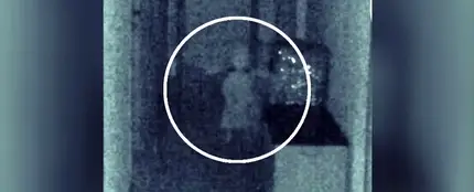 Frame 54.091819 de: Un concejal asegura haber captado la imagen de una niña fantasma con su móvil en el ayuntamiento Frame 54.091819 de: Un concejal asegura haber captado la imagen de una niña fantasma con su móvil en el ayuntamiento