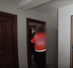 Momento en el que el 'youtuber' expone al repartidor al gas pimienta Momento en el que el 'youtuber' expone al repartidor al gas pimienta