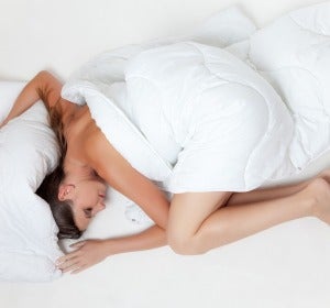 Una mujer durmiendo en la cama Una mujer durmiendo en la cama