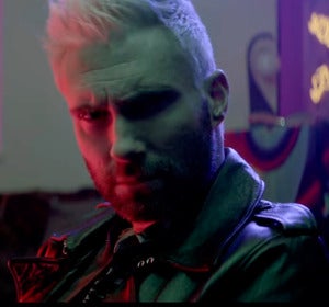 Adam Levine en el vídeo 'Cold' de Maroon 5 Adam Levine en el vídeo 'Cold' de Maroon 5