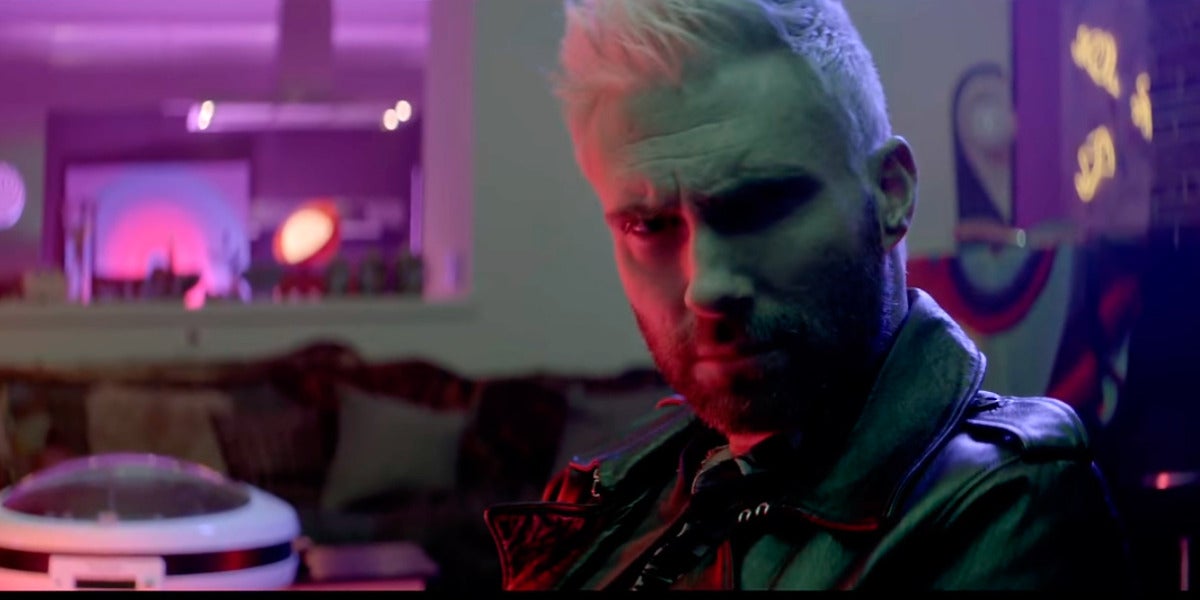Adam Levine en el vídeo 'Cold' de Maroon 5