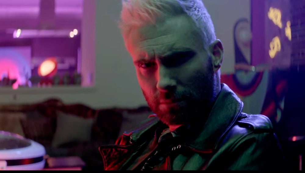 Adam Levine en el vídeo 'Cold' de Maroon 5