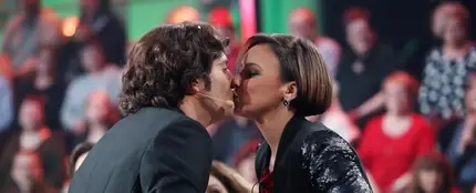 David Guapo y Chenoa dándose un beso por la Muérdago Cam David Guapo y Chenoa dándose un beso por la Muérdago Cam