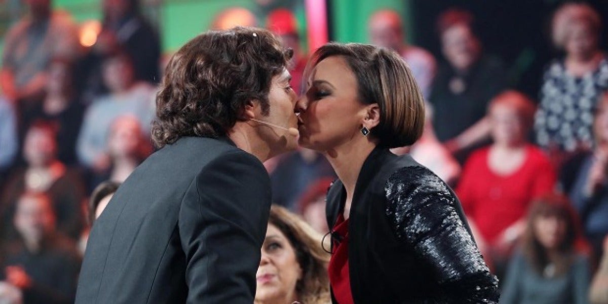 David Guapo y Chenoa dándose un beso por la Muérdago Cam