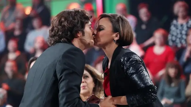 David Guapo y Chenoa dándose un beso por la Muérdago Cam