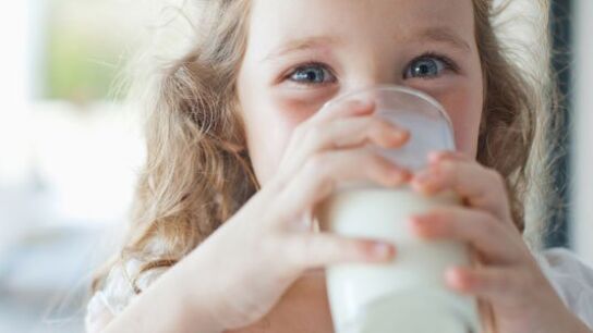 Ni&ntilde;a bebiendo leche