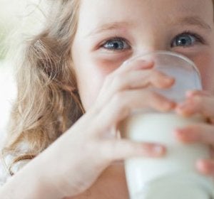 Niña bebiendo leche Niña bebiendo leche