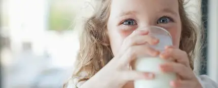 Niña bebiendo leche Niña bebiendo leche