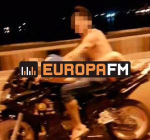La pareja teniendo relaciones sobre una moto en circulación La pareja teniendo relaciones sobre una moto en circulación