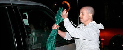 Britney Spears agrediendo a un fotógrafo con un paraguas