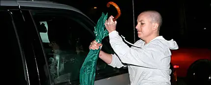 Britney Spears agrediendo a un fotógrafo con un paraguas Britney Spears agrediendo a un fotógrafo con un paraguas